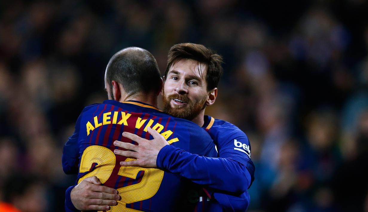 Pemain Barcelona, Lionel Messi berselebrasi setelah mencetak go ke gawang  Espanyol pada laga leg kedua perempat final Copa del Rey di Camp Nou, Kamis (25/1). Tiket semifinal berhasil diraih Barcelona usai mengalahkan Espanyol 2-0. (AP/Manu Fernandez)