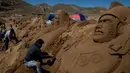 Seniman sedang mengukir pasir saat perayaan Pekan Suci Paskah di Arenal de Cochiraya, Bolivia, Jumat (14/4). Pembuatan ukiran ini telah menjadi acara yang diadakan setiap tahun di Bolivia. (AP Photo / Juan Karita)