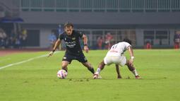 Aksi Egy Maulana Vikri yang mampu melewati dan membuat Firza Andika terpeleset dalam laga pekan ke-22 BRI Liga 1 2024/2025 Dewa United vs Persija Jakarta di Stadion Pakansari, Sabtu (8/2/2025). (Bola.com/Abdul Aziz)