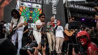 Ganjar-Mahfud disambut dengan lagu Salam Metal yang dinyanyikan grup band Slank. (JUNI KRISWANTO/AFP)