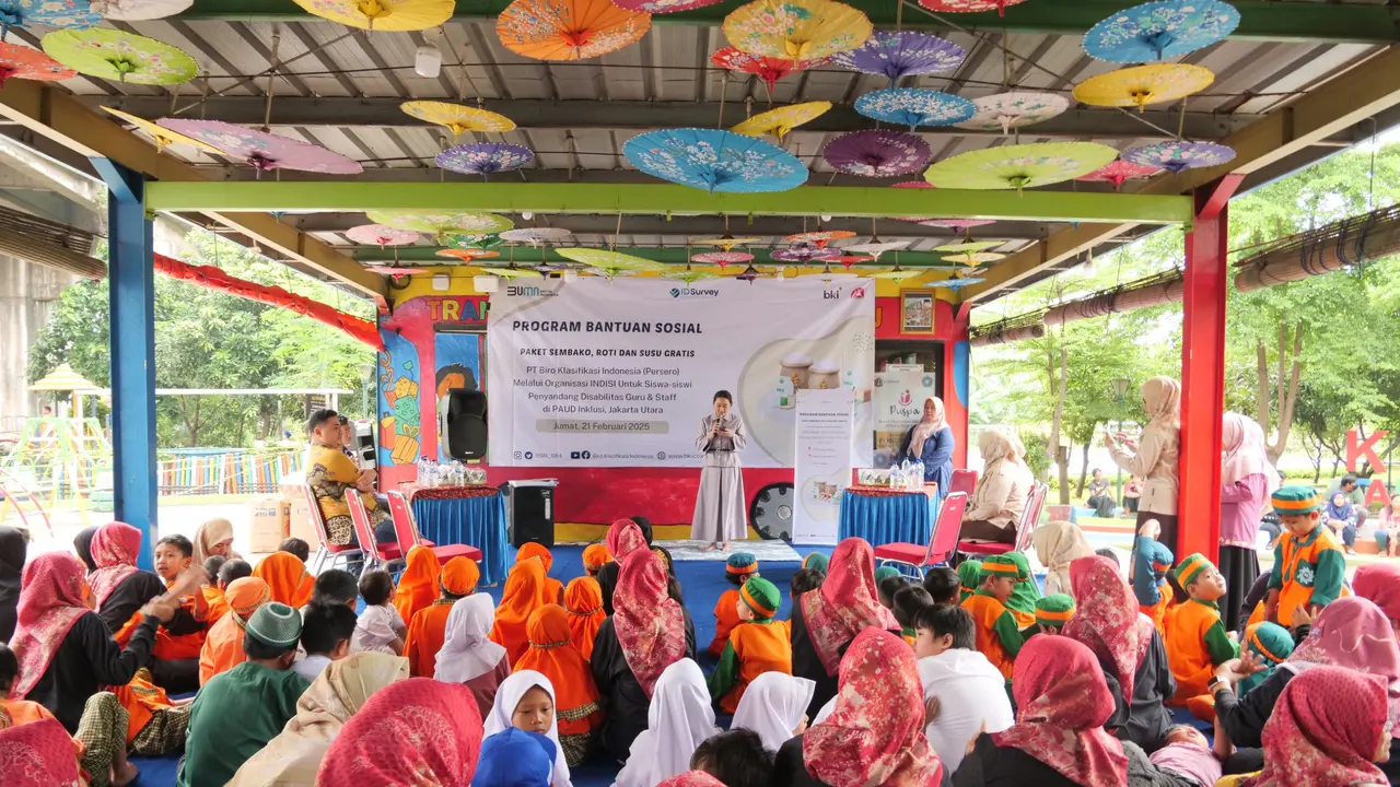 Indonesian Disability Institute (Indisi) salurkan ratusan paket bantuan sembako serta roti dan susu gratis bagi siswa-siswi penyandang disabilitas, guru, dan staf di paud-paud inklusif Jakarta Utara.