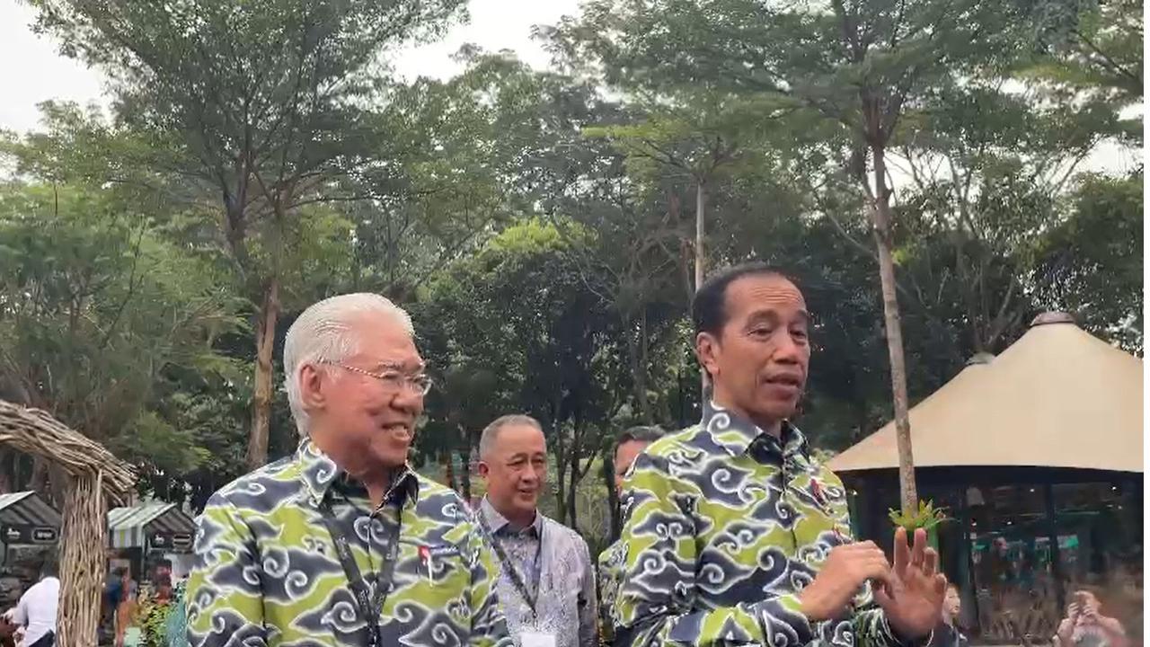 Presiden Joko Widodo atau Jokowi angkat bicara soal tudingan dinasti politik usai putra sulungnya, Gibran Rakabuming Raka menjadi bakal calon wakil presiden (bacawapres) pendamping Prabowo Subianto.