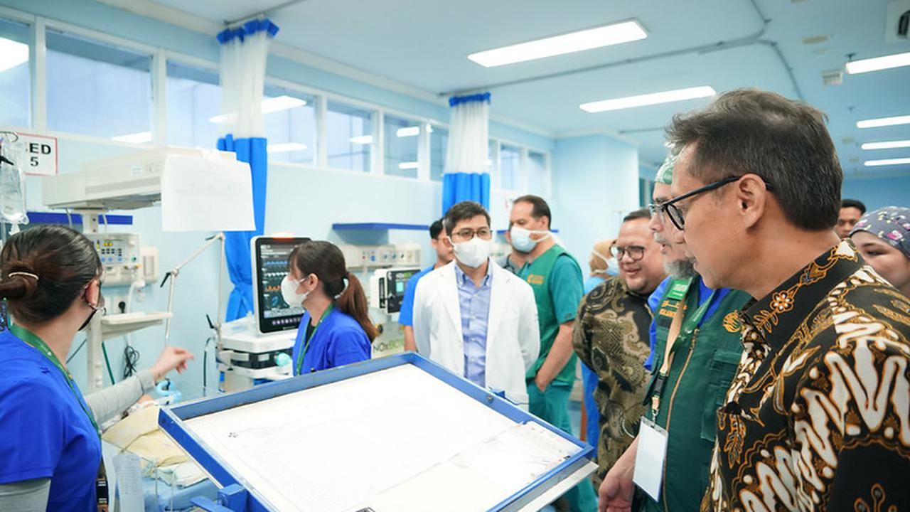 Menkes Budi saat ke Rumah Sakit Umum Pusat (RSUP) Dr. Wahidin Sudirohusodo Makassar untuk tinjau pelaksanaan operasi jantung terbuka. (Dok Kemenkes RI)