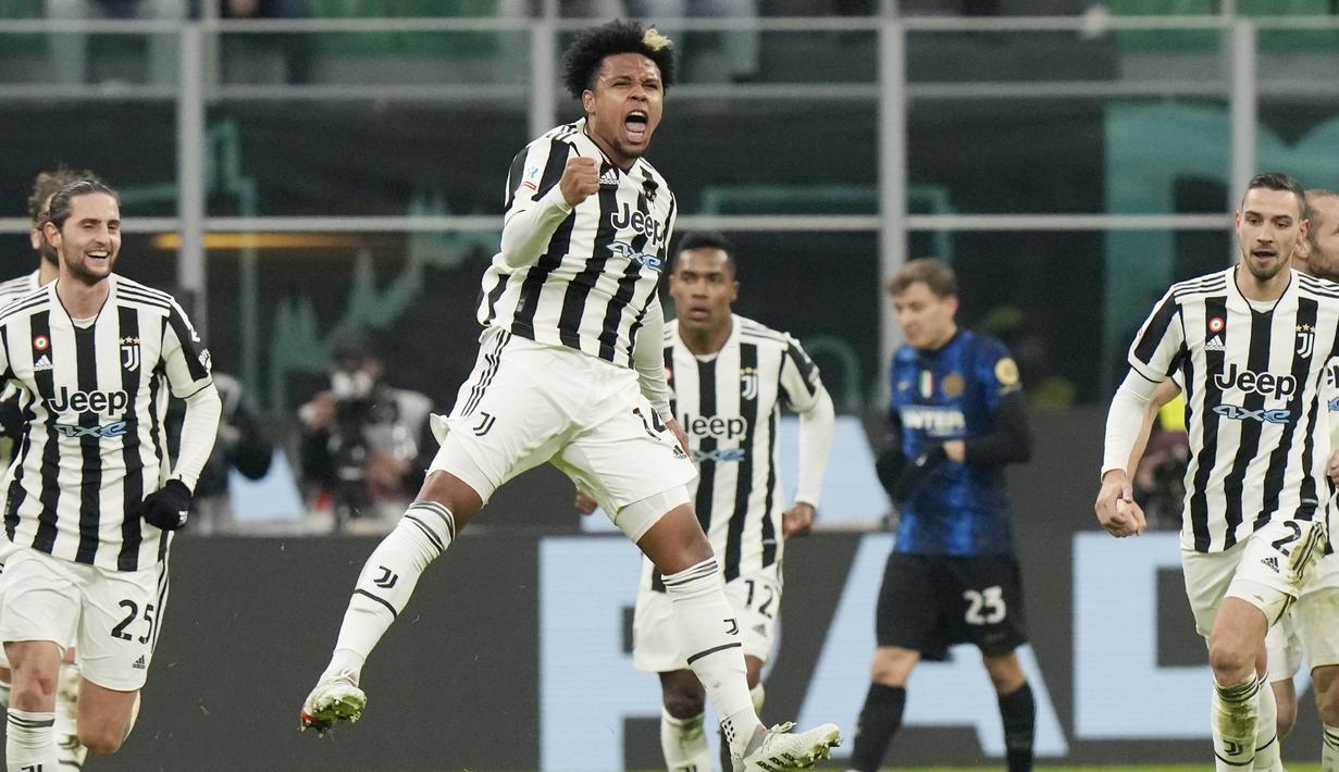 Juventus mampu unggul lebih dulu lewat tandukan akurat Weston McKennie pada menit ke-25. Gelandang asal Amerika Serikat itu mencetak gol dalam area kotak penalti setelah memanfaatkan umpan silang apik dari Alvaro Morata. (AP/Luca Bruno)