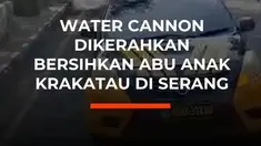 Polisi menggunakan water cannon untuk membersihkan abu vulkanik yang menutupi jalan protokol di Kota Serang, Banten, Senin (7/9/2026). Penyiraman dilakukan dari depan Mapolresta Serang Kota, Alun-alun Kota Serang, hingga sejumlah ruas jalan lainnya.

Abu vulkanik berwarna cokelat gelap hingga hit...