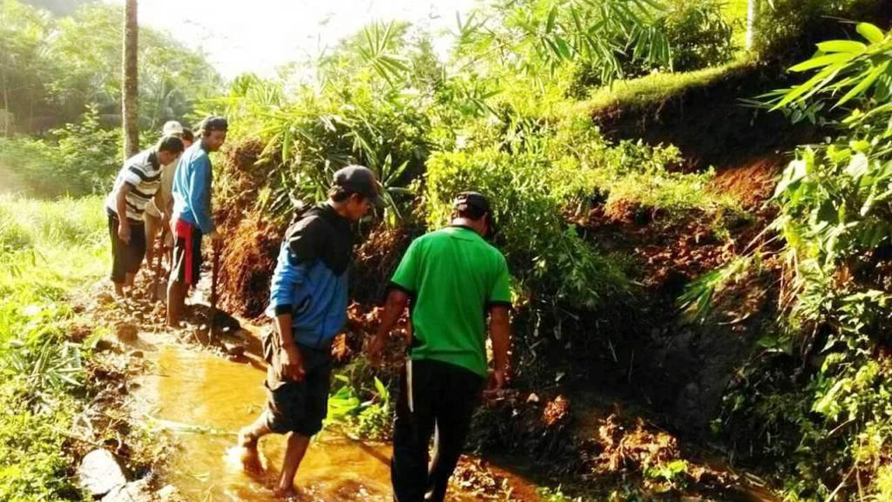 Longsor di Musim Kemarau memutus jalan dua desa di Kecamata Cilongok, Banyumas. (Foto: Liputan6.com/BPBD Banyumas/Muhamad Ridlo)
