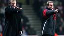 Pelatih Southampton, Harry Redknapp (kanan) dan pelatih Middlesbrough, Steve McClaren pada laga Liga Inggris 2004/2005 di St. Mary's Stadium, Southampton (11/12/2004). Harry Redknapp pernah membesut Portsmouth dan Southampton yang menjadi rival dalam South Coast Derby. Portsmouth ditanganinya dalam dua periode pada 2001/2002 hingga 2004/2005 dan 2005/2006 hingga 2008/2009. Sementara Southampton memakai jasanya pada tengah musim 2004/2005 hingga tengah musim 2005/2006. (AFP/Adrian Dennis)