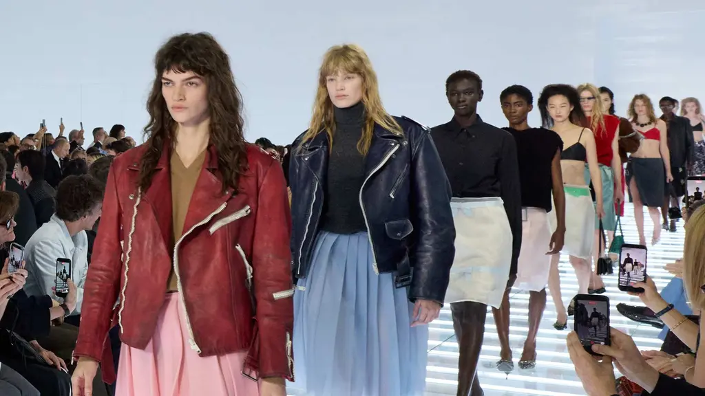 Prada hadirkan intepretasi unik terhadap rok di koleksi Spring/Summer 2027 (Prada)