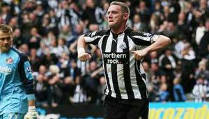 Selebrasi gelandang Newcastle United Kevin Nolan saat mencetak hat-trick ke gawang Sunderland dalam lanjutan EPL di St James Park, 31 Oktober 2010.