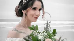 Meski dikenal sering tampil natural, di momen pernikahannya ia tampil cantik dengan riasan wajah. Apalagi gaya rambutnya yang ditata rapi membuat Sheila Marcia kian memesona. Gaun yang dikenakannya pun terlihat cocok. (Liputan6.com/IG/@itssheilamj)