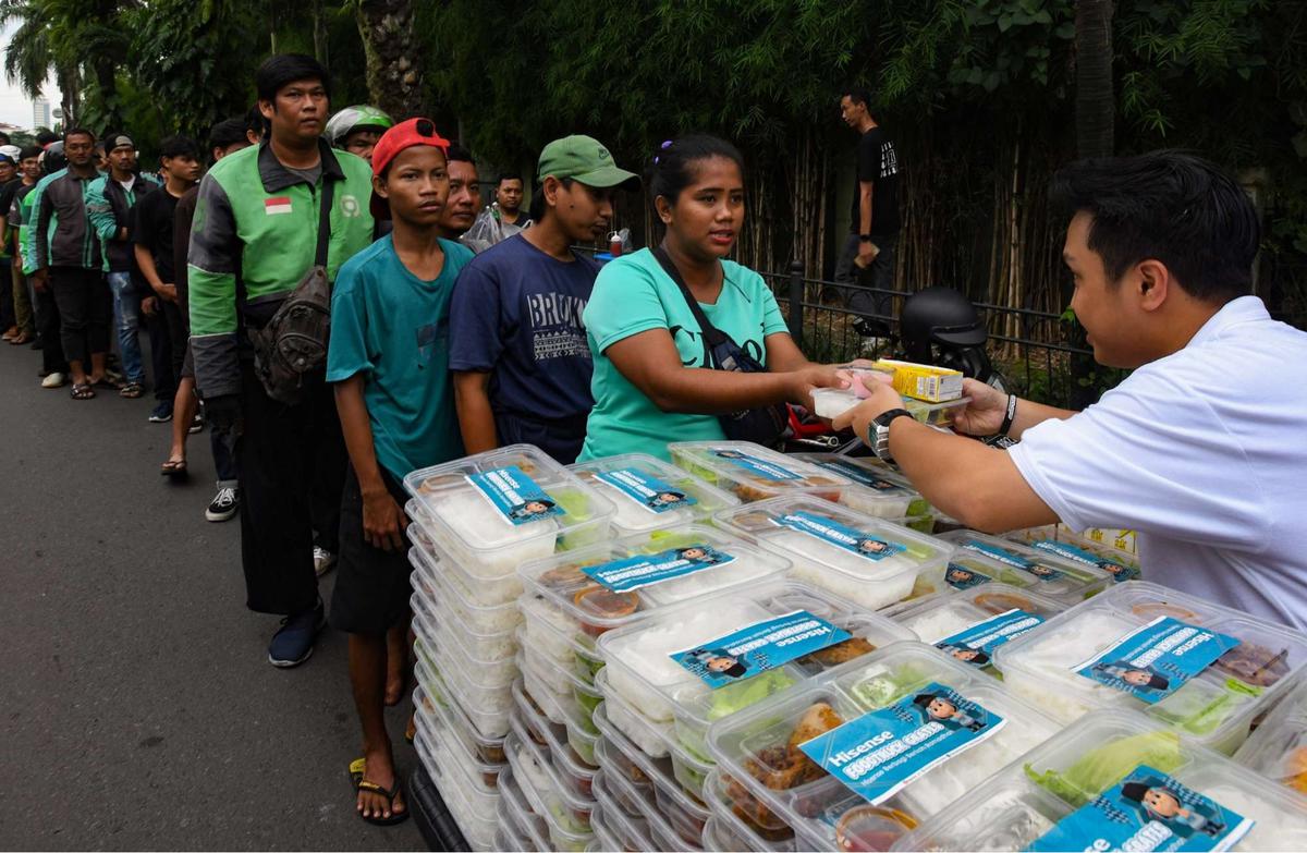 Ratusan warga antre takjil gratis