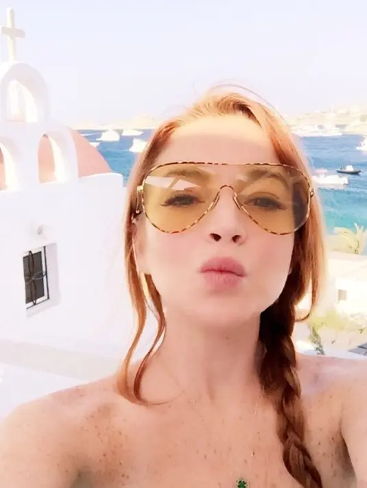 "Aku tak bergaul dengan pria sekarang. Fokusku adalah teman-teman dan keluarga. Mantanku benar-benar sudah menjadi masa lalu," tandasnya. (instagram/lindsaylohan)