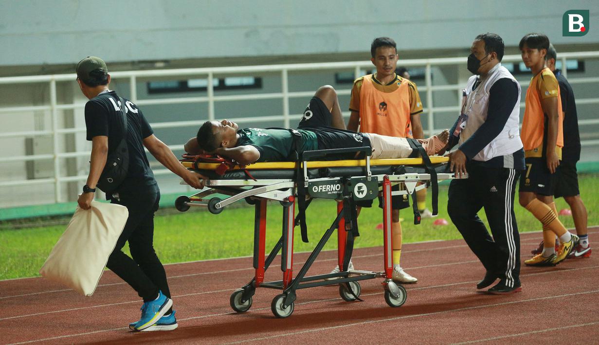 Pemain Persikabo 1973, Manahati Lestusen mengalami cedera pada laga pekan ke-6 BRI Liga 1 2022/2023 antara Persikabo 1973 melawan Bhayangkara FC di Stadion Pakansari, Bogor, Selasa (23/8/2022) malam WIB. (Bola.com/M Iqbal Ichsan)