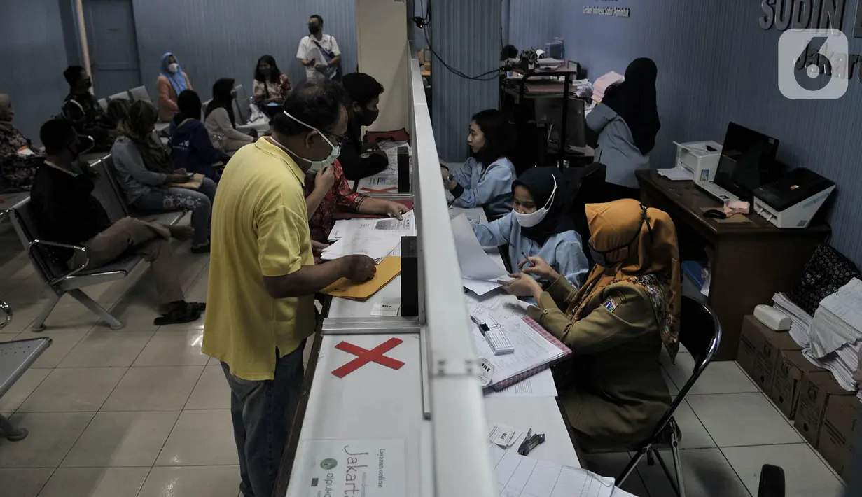 Suasana pelayanan di Kantor Suku Dinas Dukcapil Jakarta Timur, Senin (15/6/2020). Layanan tatap muka Dukcapil Jakarta Timur yang kembali dibuka sejak Jumat (12/6) lalu disambut antusias warga yang ingin mengurus dokumen administrasi kependudukan. (merdeka.com/ Iqbal S Nugroho)