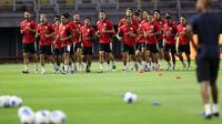 Para pemain Timnas Indonesia menjalani latihan resmi menjelang FIFA Matchday melawan Chinese Taipei di Stadion Gelora Bung Tomo, Surabaya, Kamis (04/09/2025). (Bola.com/Abdul Aziz)