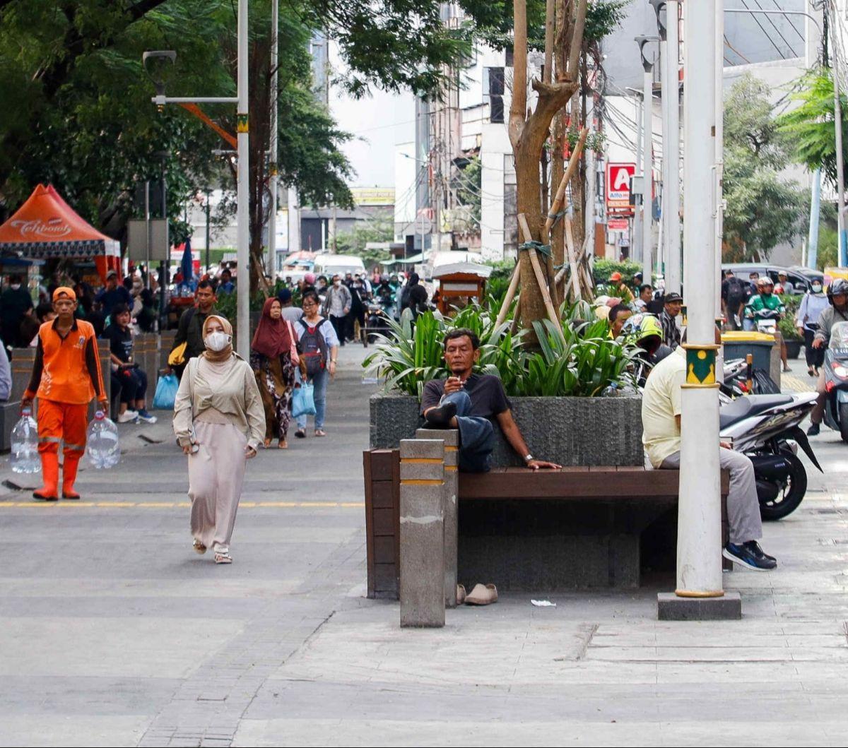 Warga berjalan kaki melewati kawasan Transport Hub Dukuh Atas, Jakarta, Selasa (30/4/2024). Kawasan Simpang Temu Dukuh Atas ini sudah direvitalisasi menjadi kawasan pedestrian dan juga transport hub bagi warga. Foto: Liputan6.com / Herman Zakharia