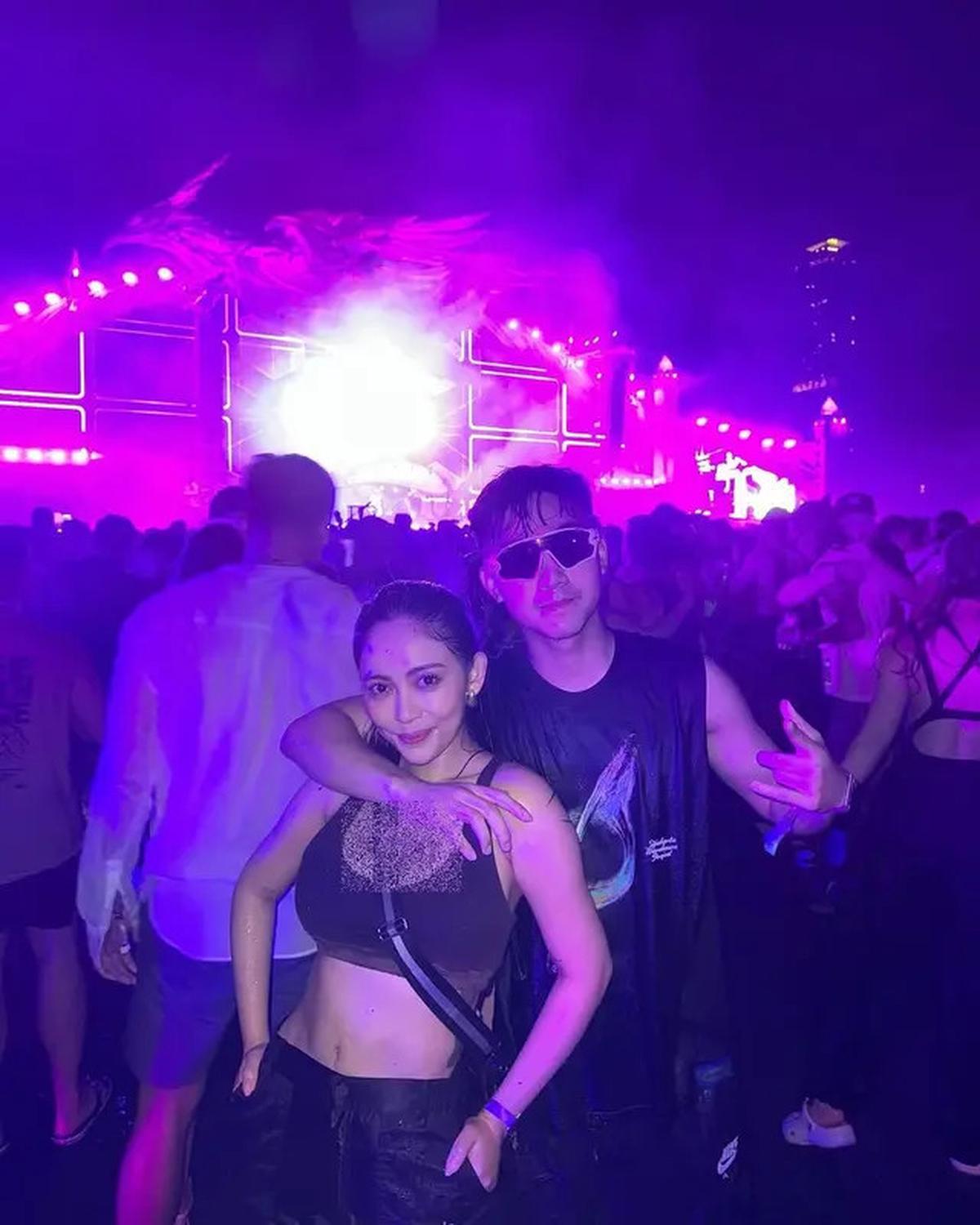 6 Potret Seru Fuji dan Rachel Vennya saat Festival Songkran 2025 di Thailand, Basah Kuyup