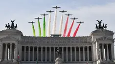 Atraksi unit aerobatik Angkatan Udara Italia Frecce Tricolori di atas Monumen Vittoriano, Roma, Italia (2/6). Atraksi ini dilakukan dalam rangka upacara memperingati Hari Republik Italia. (AFP Photo/Marie Laure Messana)