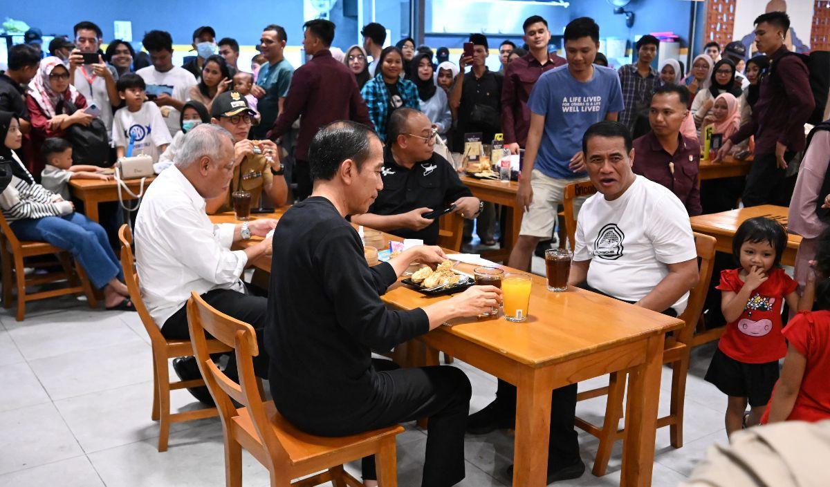 "Saya sekarang di Mataram, NTB, dan ingin mencoba Mie Gacoan," ujar Jokowi.