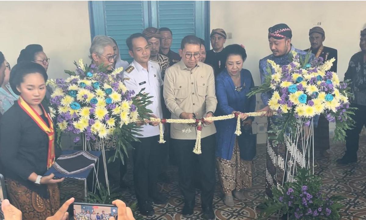 Menteri Kebudayaan Fadli Zon usai meresmikan pencanangan atau tanda dimulainya tahap lanjutan revitalisasi fisik di Keraton Kasunanan Surakarta Hadiningrat, Rabu (23/9). (merdeka.com/arie sunaryo).