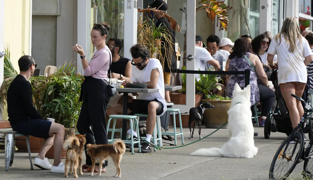 Pelanggan duduk di luar kafe di Pantai Bondi di Sydney, Australia, Sabtu (8/1/2022). Negara bagian terpadat di Australia itu telah memberlakukan kembali beberapa pembatasan dan menangguhkan operasi elektif ketika kasus COVID-19 melonjak ke rekor baru lainnya. (AP Photo/Mark Baker)