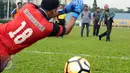 Ketua Umum PSSI, Edy Rahmayadi (kanan) menendang bola ke gawang pewarta saat memulai invitasi sepakbola antar forum wartawan di Jakarta, Rabu (10/5). Invitasi diikuti delapan forum pewarta seJakarta. (Liputan6.com/Helmi Fithriansyah)