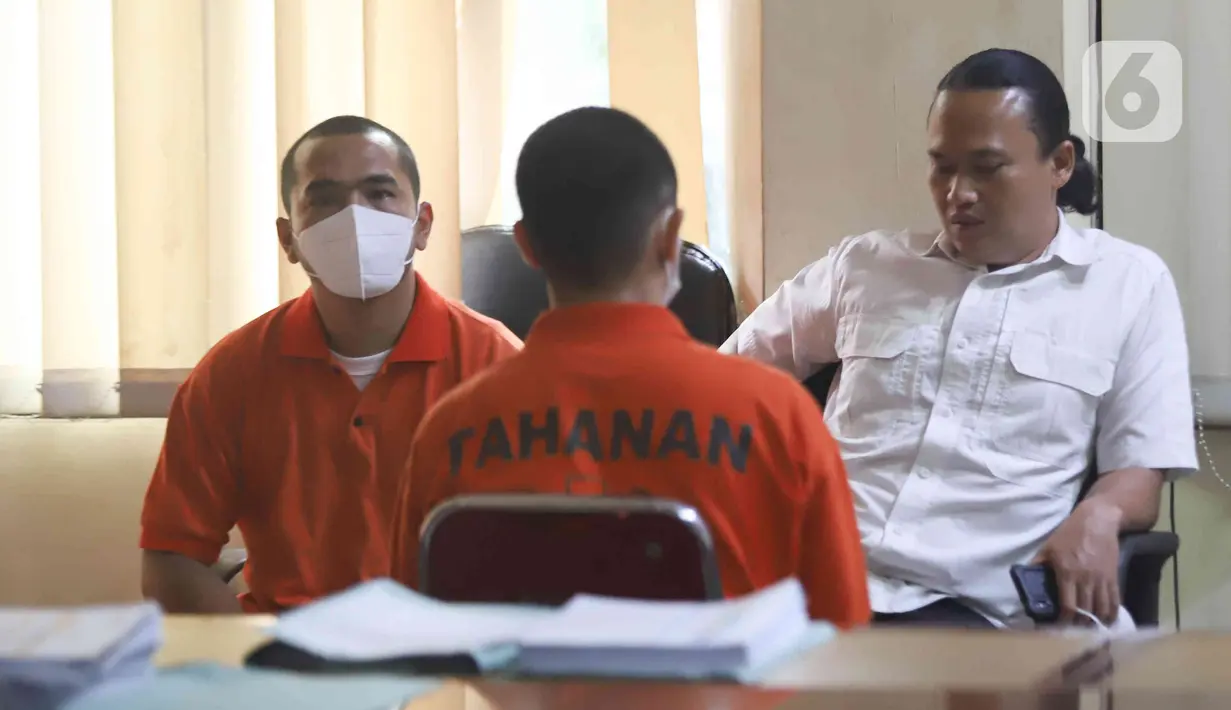 Tersangka pengeroyokan yang juga pengusaha pemilik gerai penjualan gawai, Putra Siregar (kiri) bersama artis Rico Valentino (tengah) saat rilis kasus pengeroyokan di Polres Metro Jakarta Selatan, Rabu (13/4/2022). (Liputan6.com/Herman Zakharia)