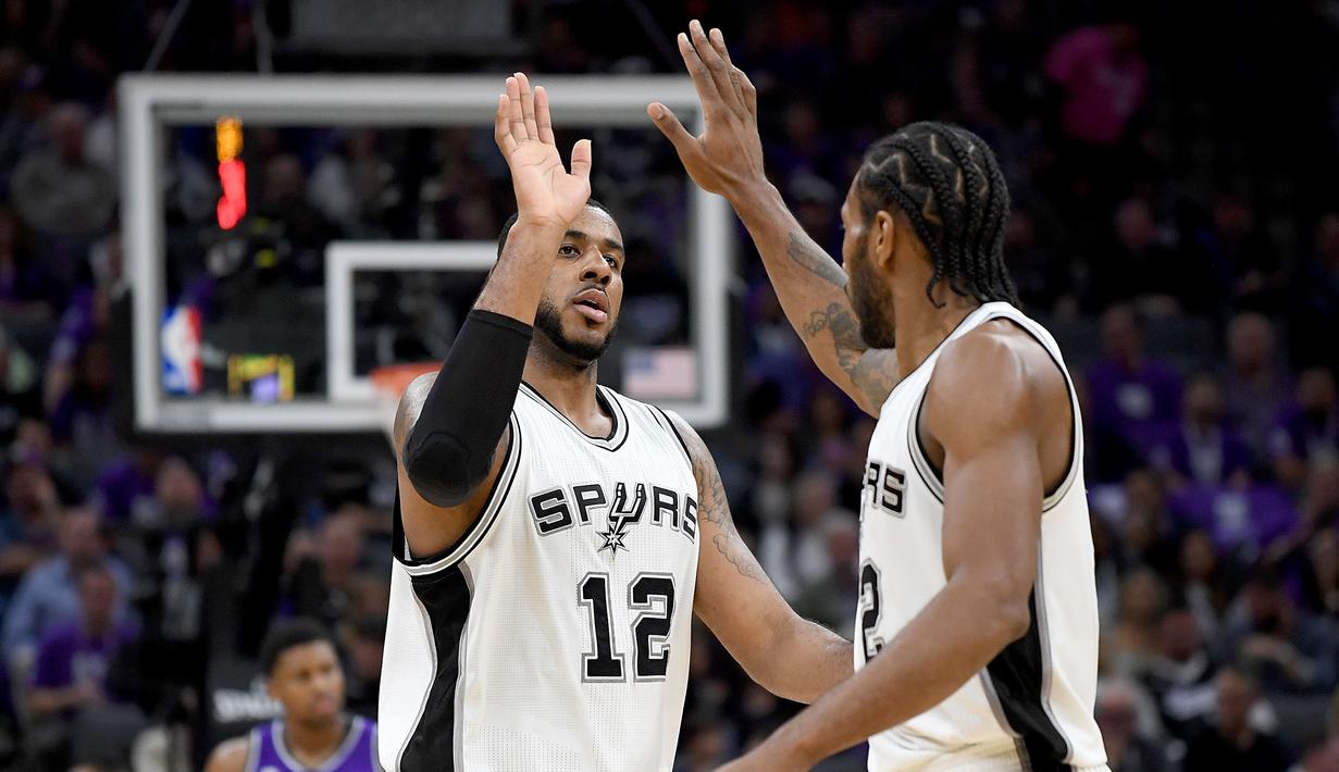 Pemain San Antonio Spurs, Kawhi Leonard #2 dan LaMarcus Aldridge #12 melakukan salaman usai mencetak poin saat melawan Sacramento Kings pada ajang NBA di Golden 1 Center, Sacramento, California, Kamis (27/10/2016). (AFP/Thearon W. Henderson/Getty Images)