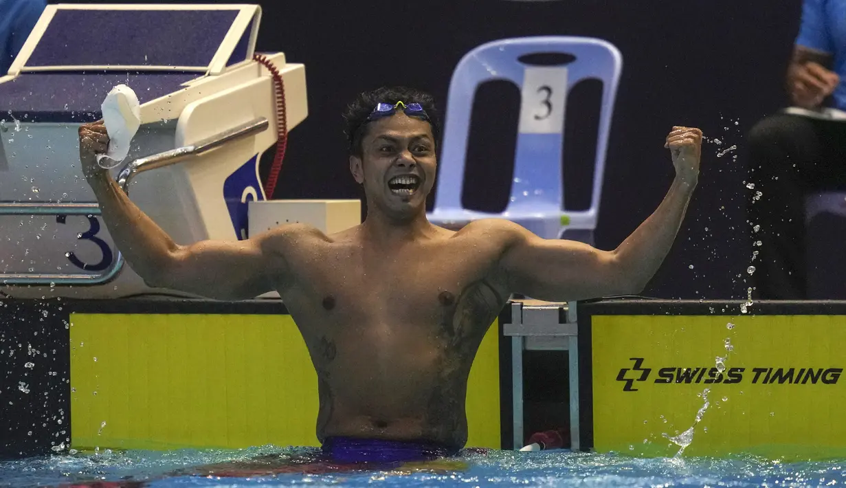Perenang Indonesia, I Gede Siman Sudartawa berselebrasi setelah memenangkan final 50m Gaya Punggung putra dalam kompetisi renang di SEA Games ke-32 di Phnom Penh, Kamboja, Minggu, 7 Mei 2023. (AP Photo/Tatan Syuflana)