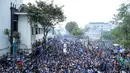 Ribuan bobotoh memadati kota Bandung dalam pawai juara BRI Super League musim ini di Kota Bandung, Minggu (24/05/2026) pagi WIB. (Bagaskara Lazuardi/Bola.com)