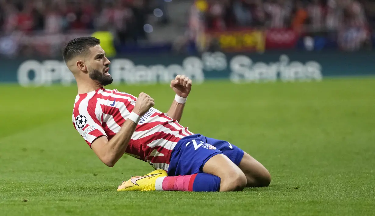 Gelandang Atletico Madrid Yannick Carrasco berselebrasi setelah mencetak gol pertama untuk timnya ke gawang Bayer Leverkusen Nadiem Amiri pada matchday kelima Grup B Liga Champions 2022/23 di Wanda Metropolitano, Kamis (27/10/2022) dini hari WIB. Atletico Madridtersisih usai cuma bermain imbang 2-2 dengan Bayer Leverkusen. (AP Photo/Manu Fernaandez)