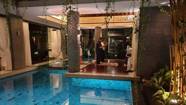 6 Potret Musala Ary Ginanjar yang Curi Perhatian, Di Atas Kolam Renang