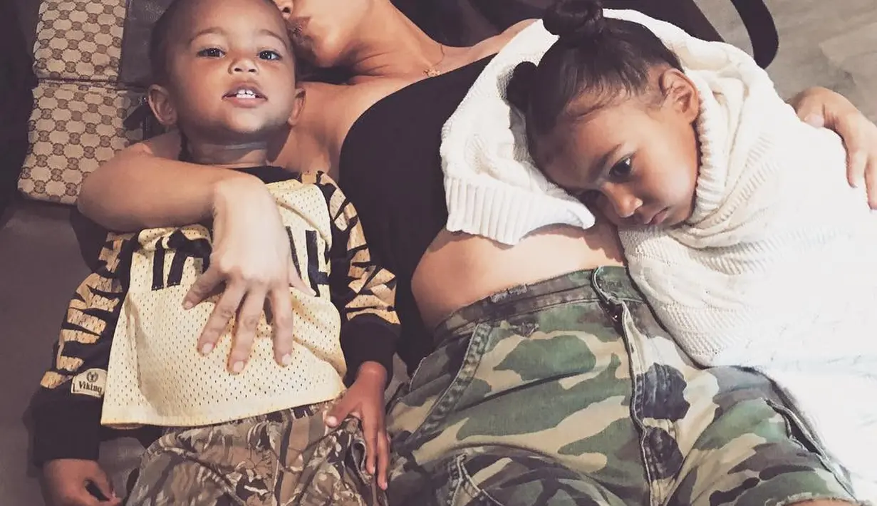 Kim sendiri memang terkenal sering mengunggah foto-foto anaknya di Instagram. (instagram/kimkardashian)