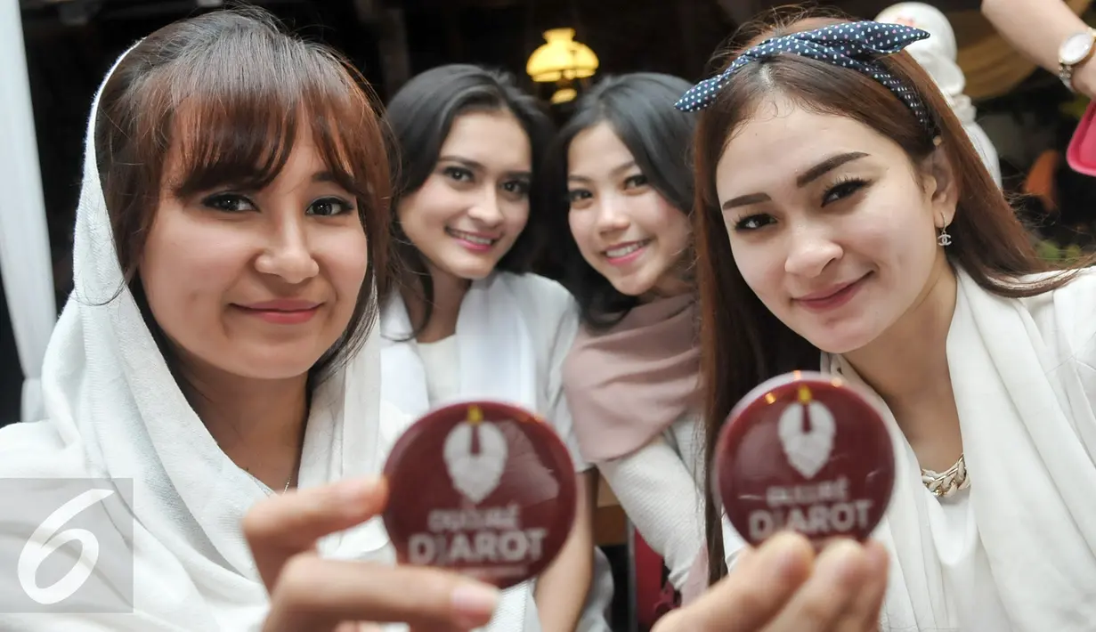 Dua orang wanita menunjukkan pin saat Deklarasi Relawan Dulure Djarot di Jakarta, Rabu (5/10). Relawan Dulure Djarot berasal dari berbagai macam latar belakang profesi. (Liputan6.com/Yoppy Renato)
