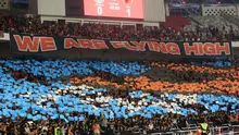 Suporter Persija Jakarta, Jakmania membentuk koreografi sebagai bentuk dukungan saat menyaksikan laga pekan pertama BRI Liga 1 2023/2024 antara Persija Jakarta menghadapi PSM Makassar di Stadion Utama Gelora Bung Karno (SUGBK), Senayan, Jakarta, Senin (3/7/2023). (Bola.com/M Iqbal Ichsan)