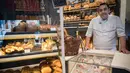 Pembuat roti Prancis, Sami Bouattour dari Boulangerie Brun, yang dianugerahi Grand Prize untuk Best Baguette Paris, berpose di toko roti di Paris, Jumat (5/5). (AFP FOTO / Lionel BONAVENTURE)