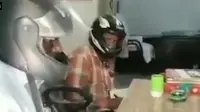 Bangunan Kantor Rapuh, Pegawai Pemerintahan India Pakai Helm Motor Saat Kerja (Sumber: Youtube/South Frist1)