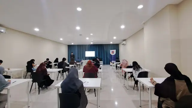 Ruang kelas di UKMShape. Yampak sejumlah mahasiswa sedang melakukan kegiatan pembelajaran.