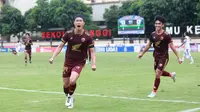 Pemain PSM Makassar, Kenzo Nambu melakukan selebrasi setelah mencetak gol ke gawang Arema FC pada laga BRI Liga 1 2022/2023 di Stadion PTIK, Jakarta, Sabtu (4/2/2023). PSM Makassar menang dengan skor 1-0. (Bola.com/M Iqbal Ichsan)