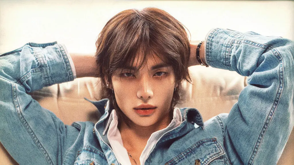 Intip detail potret Hyunjin Stray Kids bintangi kampanye Guess Jeans. [Dok/Guess].