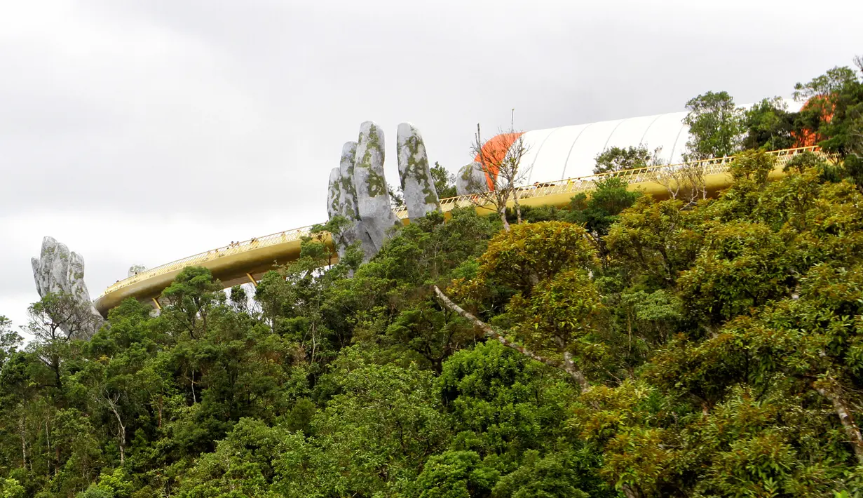 Pemandangan Golden Bridge di Perbukitan Ba Na dekat Danang, Vietnam, Selasa (31/7). Dengan panjang 150 meter, Golden Bridge membentang di atas hutan di pegunungan. (Linh PHAM/AFP)