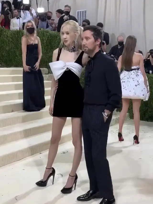Rose Blackpink bergandengan bersama direktur kreatif 'Yves Saint Laurent' Anthony Vaccarello ketika di red carpet.