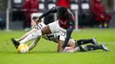 Pemain Manchester United Daniel James (belakang) memperebutkan bola dengan pemain AC Milan Fikayo Tomori pada pertandingan leg kedua babak 16 besar Liga Europa di Stadion San Siro, Milan, Italia, Kamis (18/3/2021). Manchester United  menang 1-0. (AP Photo/Antonio Calanni)