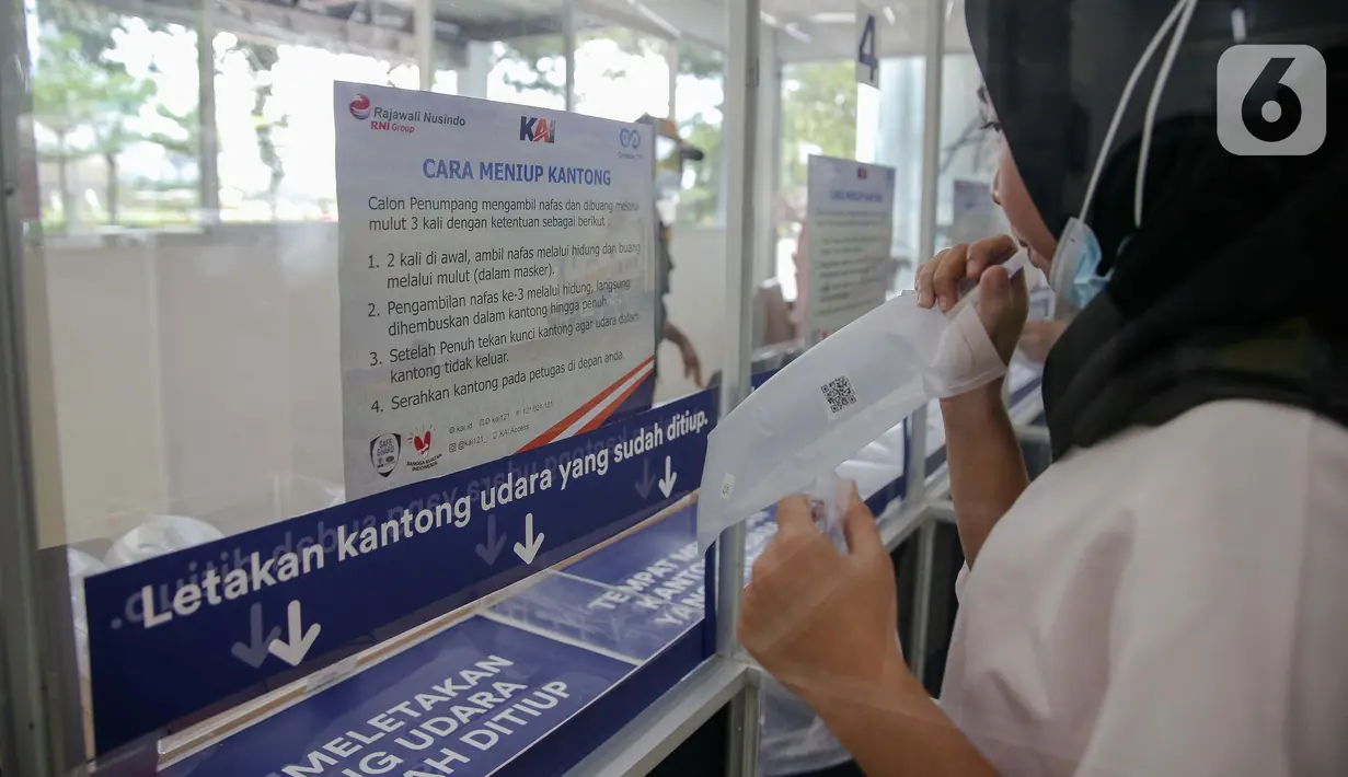 Calon penumpang mengembuskan nafasnya ke dalam kantong untuk dites COVID-19 dengan GeNose C19 di Stasiun Gambir, Jakarta, Rabu (24/3/2021). PT KAI (Persero) menaikkan tarif pemeriksaan tes GeNose C19 di sejumlah stasiun dari Rp20 ribu menjadi Rp30 ribu. (Liputan6.com/Faizal Fanani)