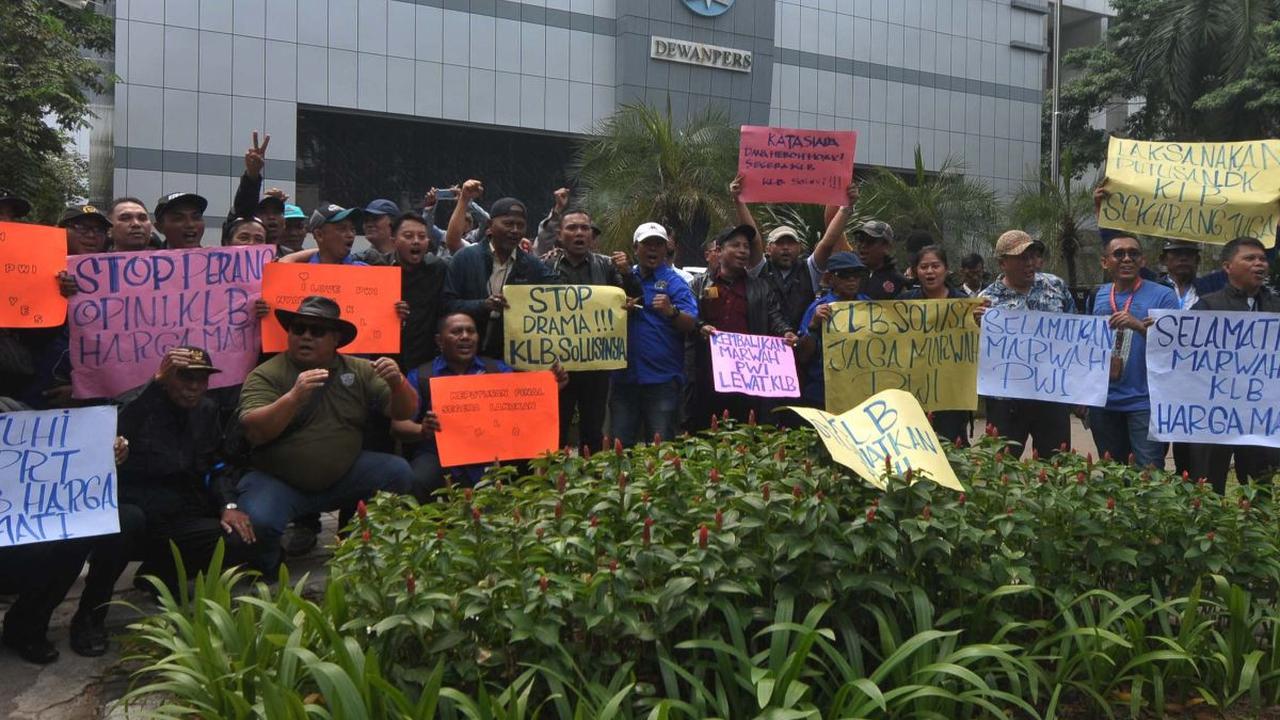 Puluhan anggota Persatuan Wartawan Indonesia (PWI) berunjuk rasa di depan Kantor Dewan Pers,&nbsp;Jakarta, Selasa (23/7/2024). Dalam aksinya, mereka mendesak PWI untuk segera menggelar Kongres Luar Biasa (KLB) untuk&nbsp;mengembalikan marwah organisasi te
