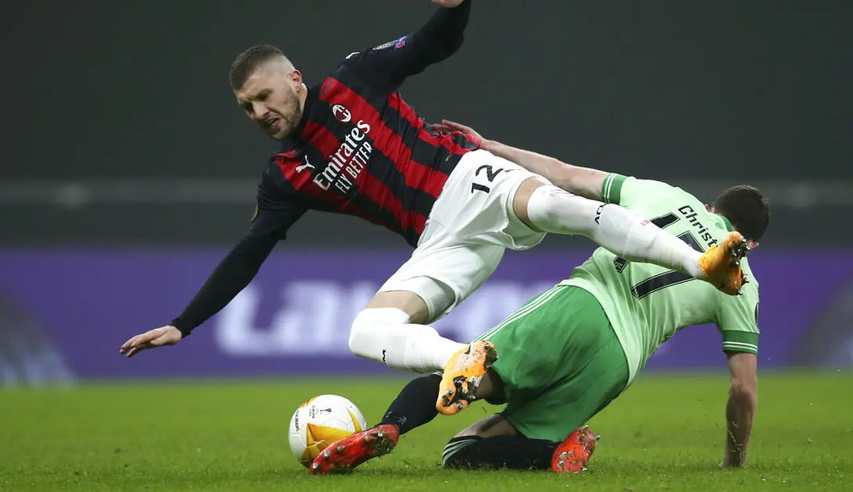Pemain AC Milan Ante Rebic (kiri) ditekel pemain Celtic Ryan Christie pada pertandingan Grup H Liga Europa di Stadion San Siro, Milan, Italia, Kamis (3/12/2020). AC Milan mengalahkan Celtic 4-2 setelah sebelumnya sempat tertinggal dua gol. (Spada/LaPresse via AP)