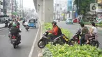 Pengendara sepeda motor menerobos jalur pejalan kaki dan disabilitas di Jalan RS Fatmawati Raya, Cipete, Jakarta, Rabu (8/1/2020). Kurangnya sanksi tegas bagi pengguna kendaraan di jalur pejalan kaki menyebabkan banyak pelanggaran terhadap jalur khusus tersebut. (Liputan6.com/Immanuel Antonius)