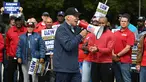Presiden AS Joe Biden bergabung dengan anggota serikat pekerja United Auto Workers (UAW) yang mogok di luar pabrik Operasi Suku Cadang Layanan General Motors di Belleville, Michigan, pada 26 September 2023. (Photo by Jim WATSON / AFP)