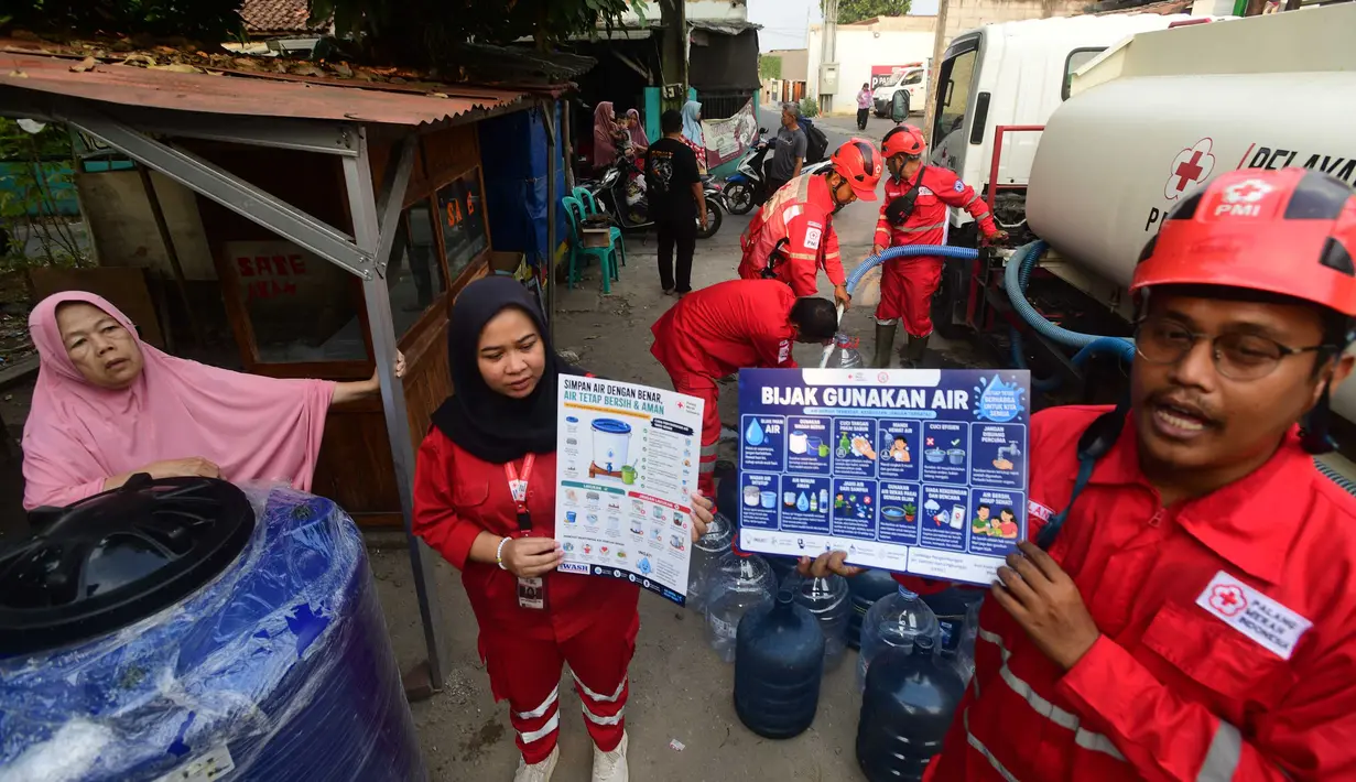 Petugas Palang Merah Indonesia (PMI) melakukan sosialisasi penggunaan air secara bijak saat  pendistribusian air bersih di RW 08. Cipayung Jaya, Kota Depok, Jawa Barat, Jumat (14/07/2026).