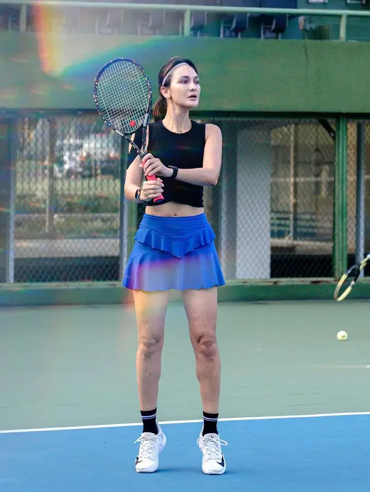 Latihan tenis terlihat menawan ala Luna Maya. Di foto ini, Luna juga memamerkan wajahnya yang tanpa riasan sama sekali. [Foto: Instagram/lunamaya]